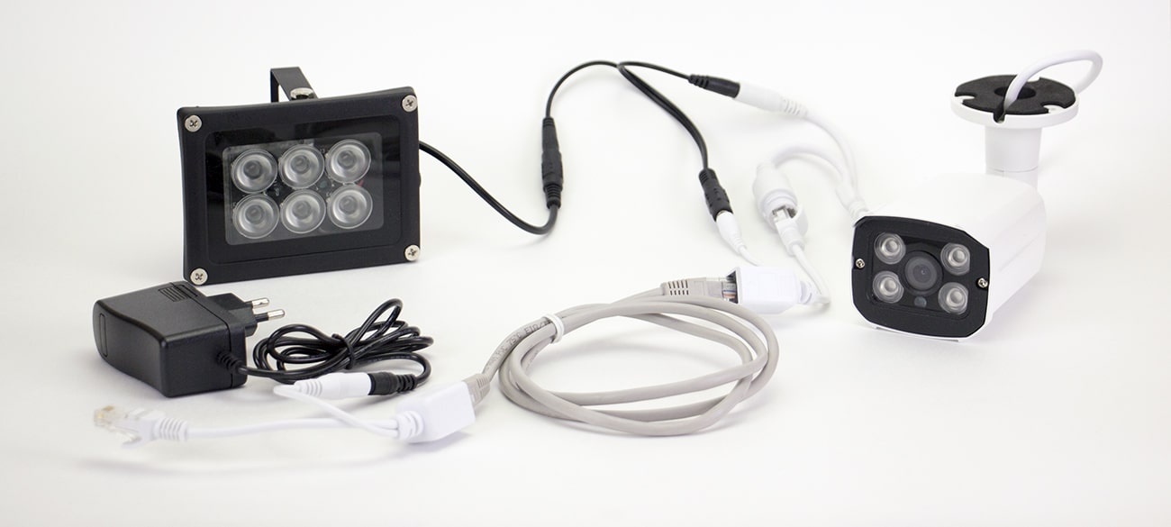 Питание IP-камеры и прожектора через пассивный PoE-адаптер