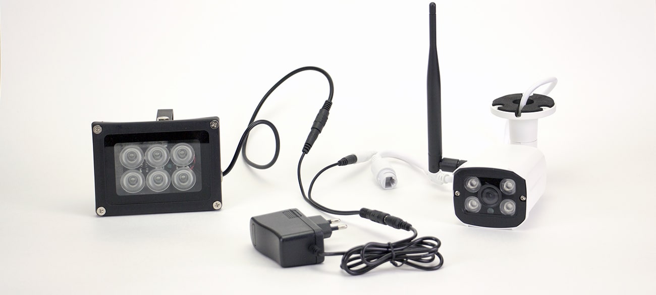 Питание Wi-Fi камеры и прожектора от одного адаптера